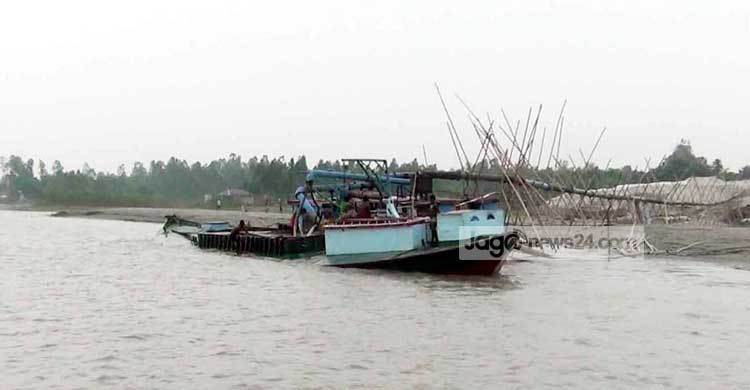 অবৈধভাবে বালু উত্তোলন : হুমকির মুখে গ্রামবাসী