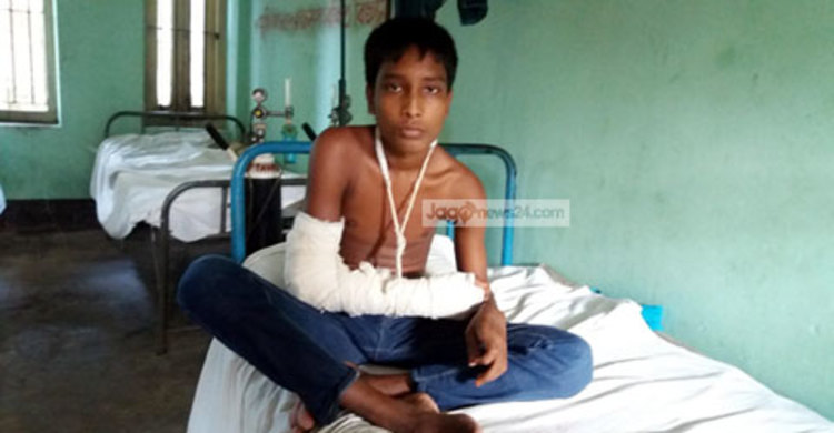 দুই টাকার জন্য হাত ভেঙে দিলো কিশোরের