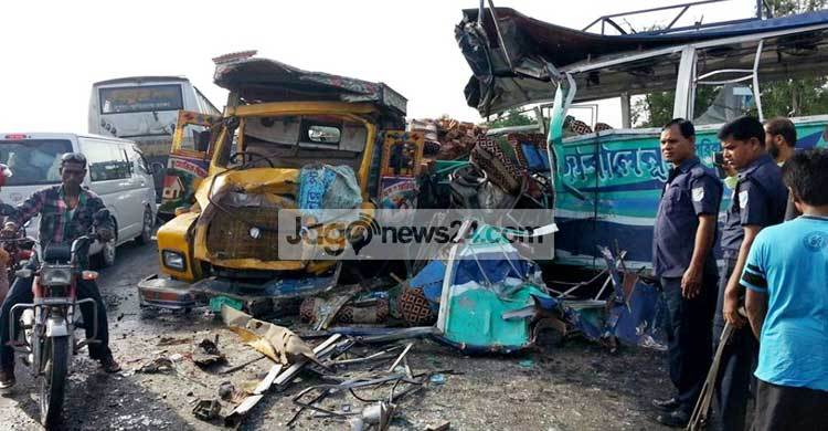 টাঙ্গাইলে পৃথক সড়ক দুর্ঘটনায় নিহত ৭