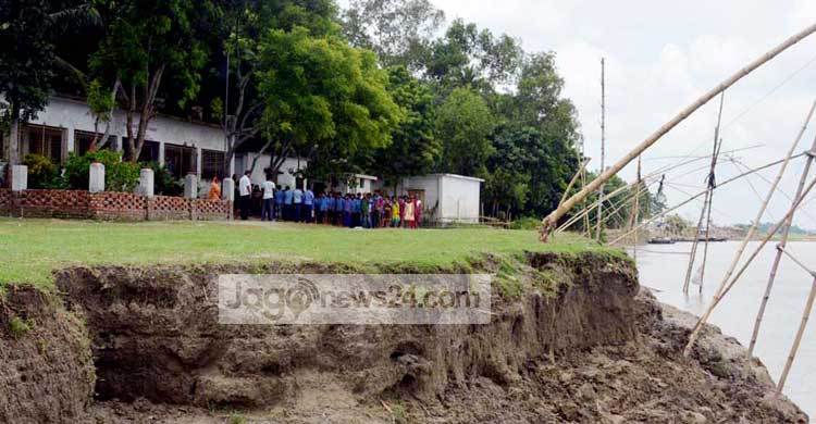 ঝুঁকি নিয়ে পড়ছে শিক্ষার্থীরা
