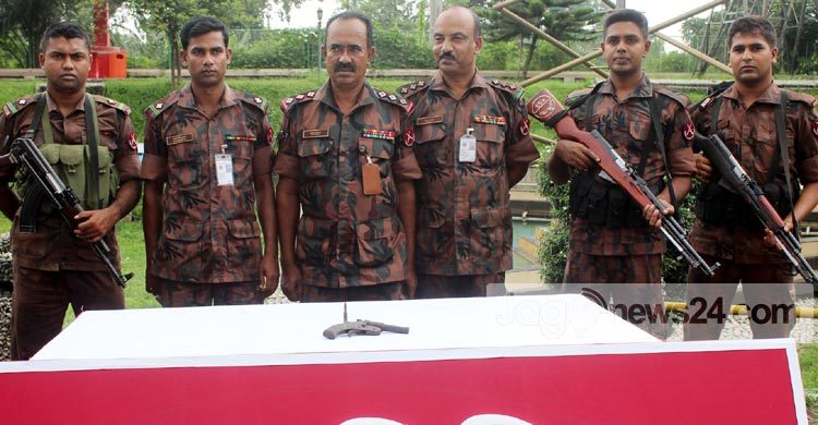 ঠাকুরগাঁওয়ে অস্ত্র উদ্ধারের পর বিজিবির সংবাদ সম্মেলন