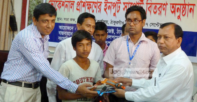 ঠাকুরগাঁওয়ে শিশু শ্রমিকদের মাঝে ভোকেশনাল মালামাল বিতরণ