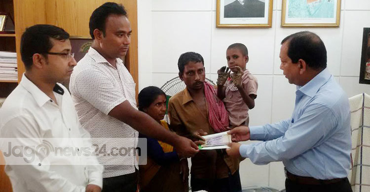 রিপনের চিকিৎসার খরচ দিলেন ঠাকুরগাঁও জেলা প্রশাসক