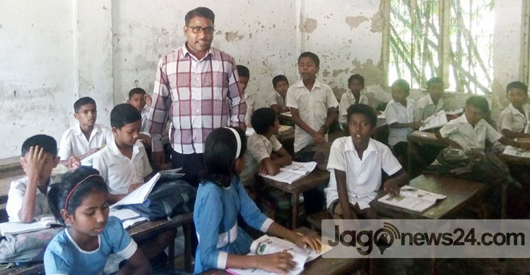 আলোহীন মানুষটি আলো ছড়াচ্ছেন