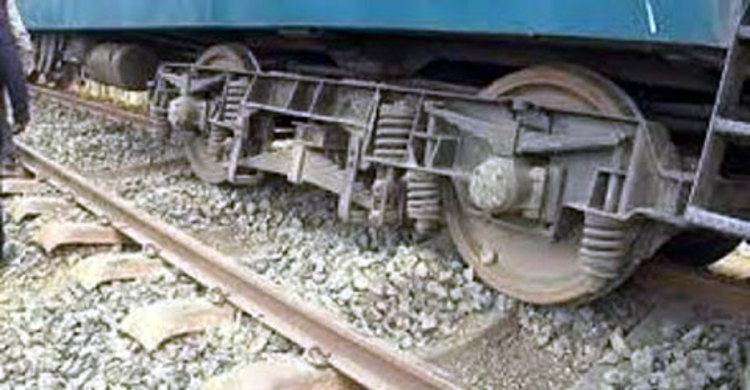 গাইবান্ধায় লালমনি এক্সপ্রেস ট্রেন লাইনচ্যুত