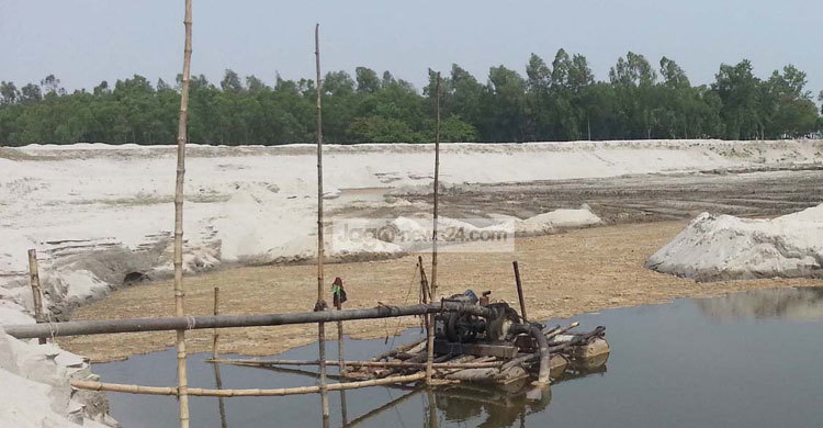 বনবিভাগের জমিতে পুকুর খনন করে বালু উত্তোলন