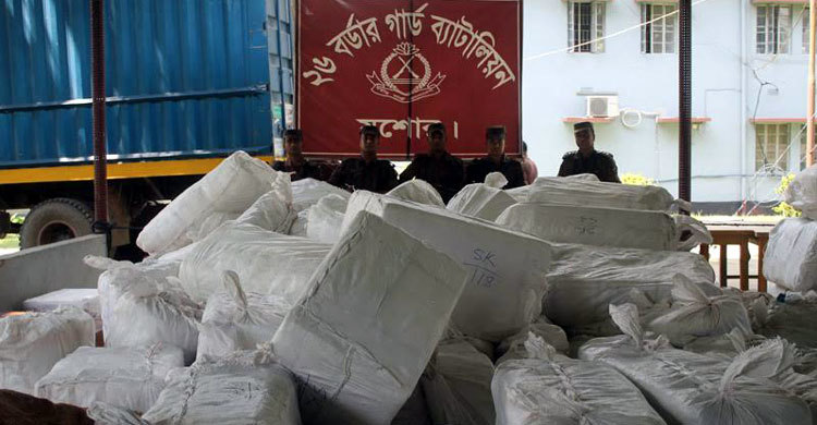 বেনাপোলে ৪ কোটি টাকা মূল্যের বস্ত্র আটক