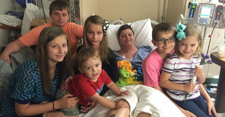 ক্যান্সারের কাছে হার মানা বন্ধুর ৬ সন্তানের দায়িত্ব নিলেন তিনি