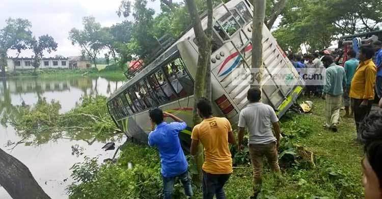 বিজয়নগরে বাস-ট্রাক সংঘর্ষে আহত ১৫