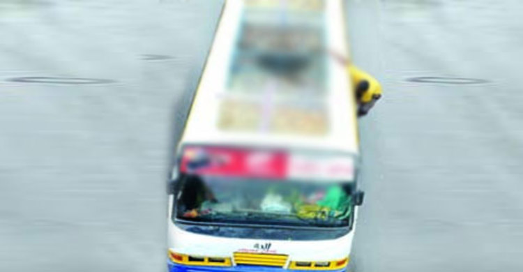 বাসের ছাদ থেকে পড়ে প্রাণ গেল যুবকের