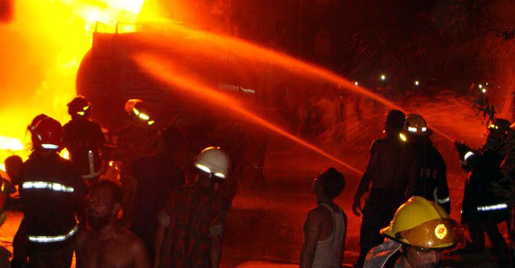 চাঁদপুরে তেলের দোকানে ভয়াবহ আগুন, দগ্ধ ১৫