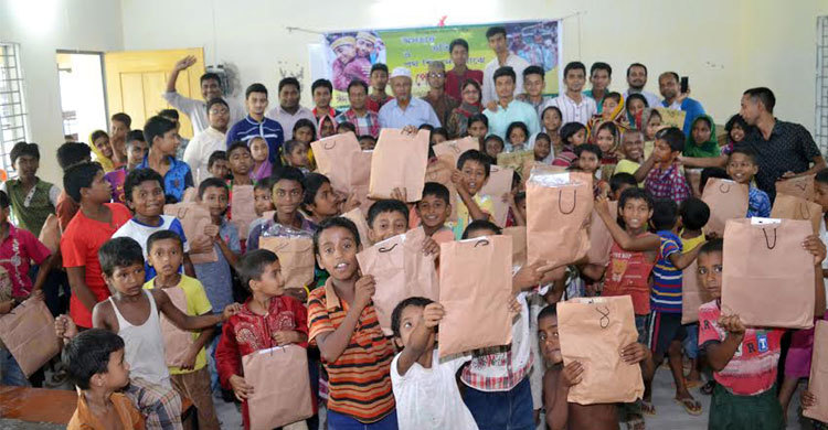 নতুন পোশাক পেল কুমিল্লার পথশিশুরা