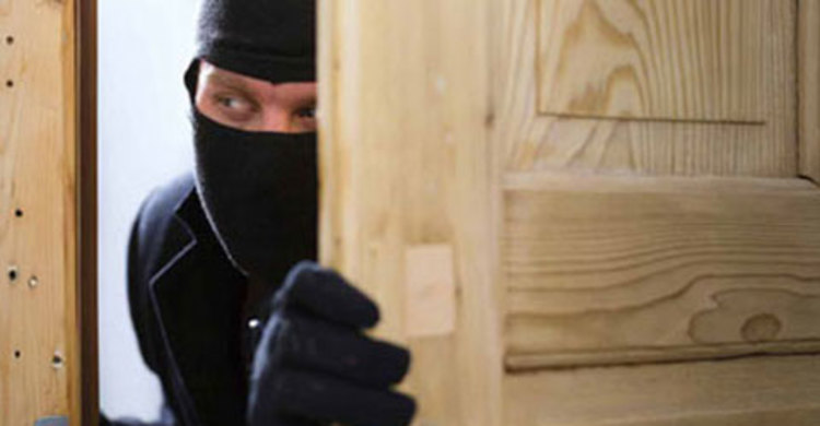 তালায় দুর্ধর্ষ ডাকাতি : দুইজনকে কুপিয়ে জখম