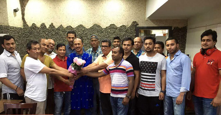 ডেনমার্ক আ.লীগ সভাপতিকে ফুলেল শুভেচ্ছা