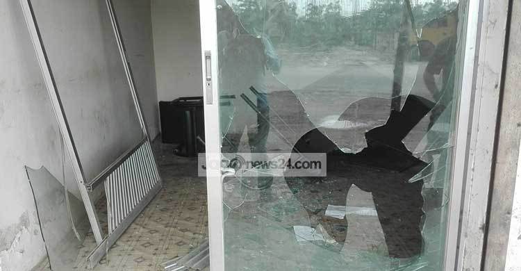 চাঁদার দাবিতে অফিস ভাঙচুর : নির্মাণ কাজ বন্ধ