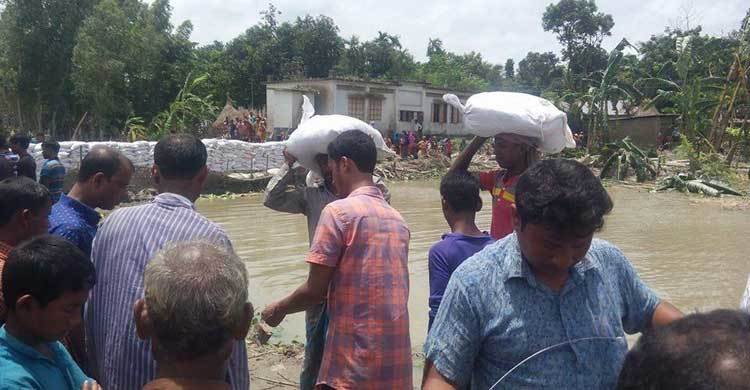 ভাঙন রোধে নিজেদের টাকায় বাঁধ