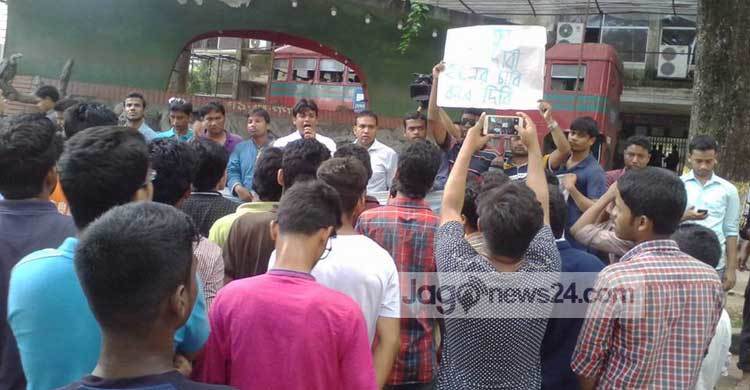 হলের দাবিতে জবি ছাত্রলীগের ধর্মঘট চলছে