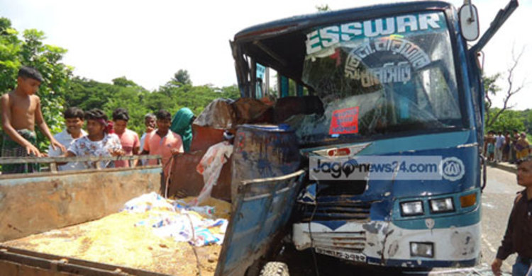 ঝালকাঠিতে বাস-ট্রাকের মুখোমুখি সংঘর্ষ