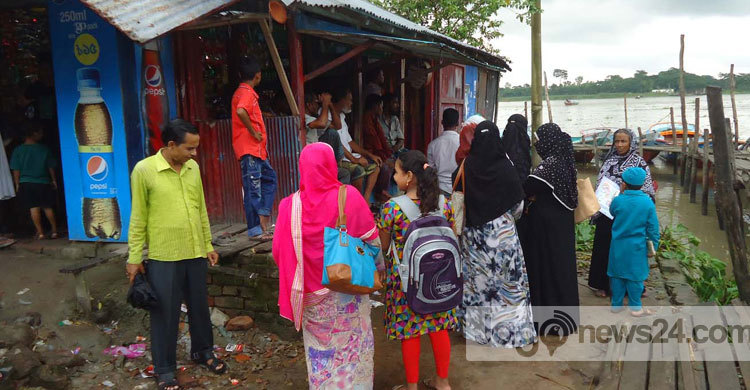 বিষখালিতে ৫ দোকান নদীগর্ভে বিলীন 