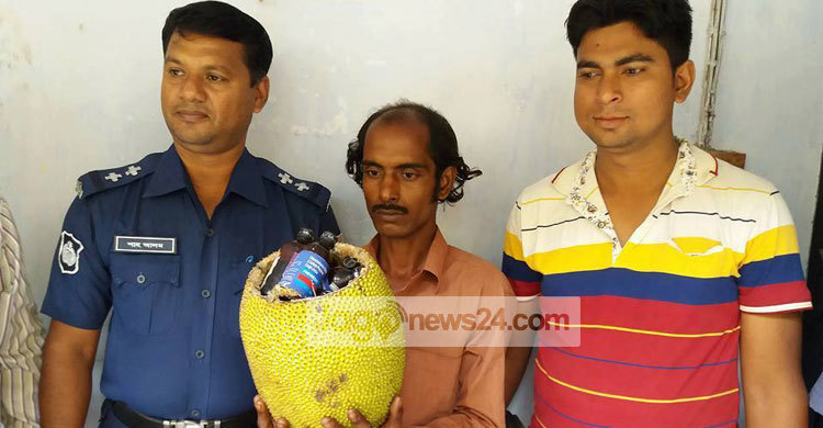 কাঁঠাল ভাঙার পর বেরিয়ে এলো ফেনসিডিল