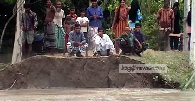 শহররক্ষা বাঁধ ভেঙে গোটা রৌমারী পানিবন্দী (ভিডিও)