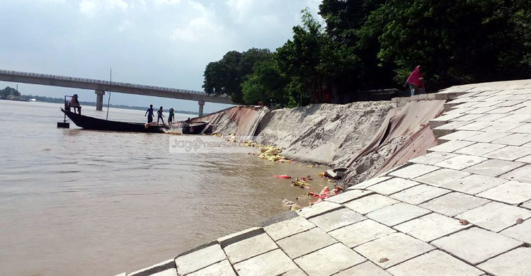 সেতু রক্ষা বাঁধ নির্মাণ শেষের আগেই ধ্স!