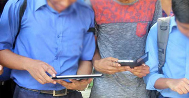 মুঠোফোন ব্যবহারে বাধা দেয়ায় শিক্ষকের উপর হামলা