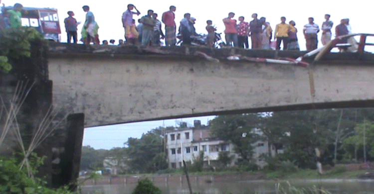 সেতুর রেলিং ভেঙে প্রাইভেটকার নদীতে : নিখোঁজ ৩