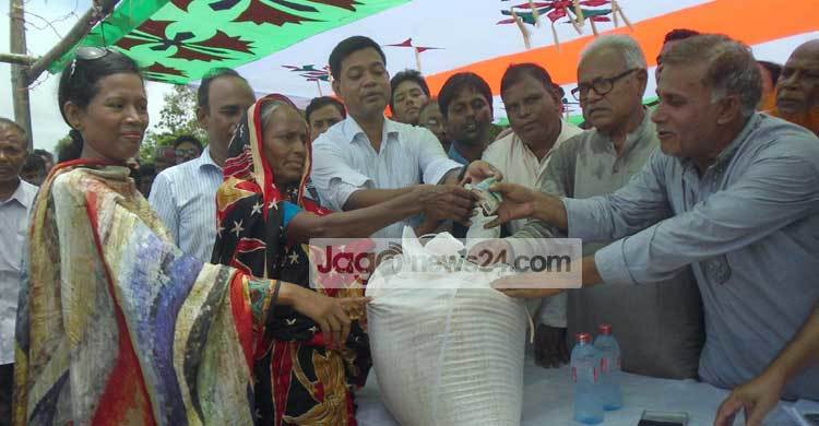 নীলফামারীতে বন্যাদুর্গতদের আ.লীগের ত্রাণ সহায়তা