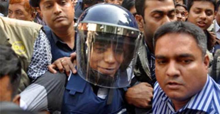 এজলাসে খাবারের প্যাকেট নিয়ে নূর হোসেনের হাতাহাতি