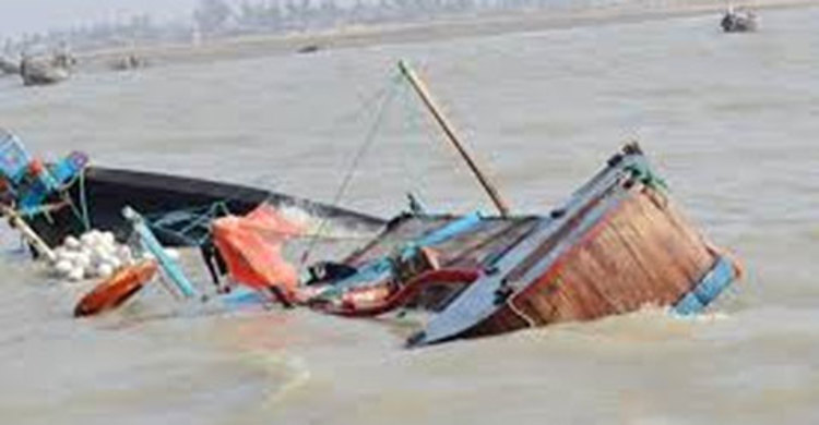 ট্রলারের ধাক্কায় নৌকাডুবি : শিশু নিখোঁজ