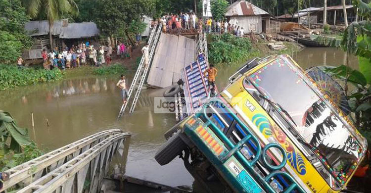 মঠবাড়িয়ায় সেতু ভেঙে ১২ রুটে যোগাযোগ বন্ধ