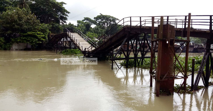 সংস্কারের দুই মাসেই ভেঙে পড়লো সেতু