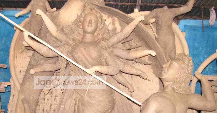 নিপুণ আঁচড়ে গড়ে উঠছে প্রতিমা