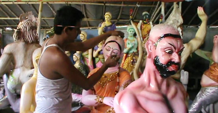 শিকদার বাড়িতে চলছে দুর্গাপূজার শেষ মুহূর্তের আয়োজন