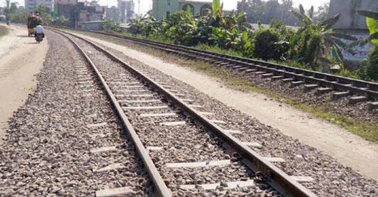 গরমে রেললাইন বেঁকে ট্রেন চলাচল ব্যাহত