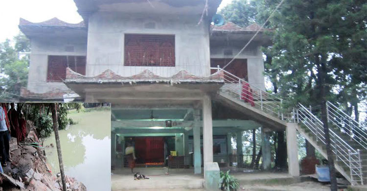 রামুতে পুকুরে হেলে পড়েছে বিবেকারাম বৌদ্ধ বিহার