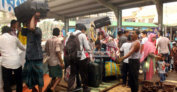 সদরঘাটে ঘরমুখোদের ভিড় 