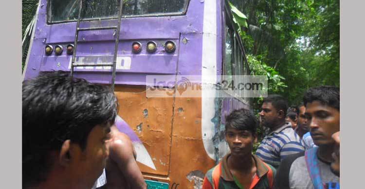 গাছের সঙ্গে বাসের ধাক্কা : নিহত ১