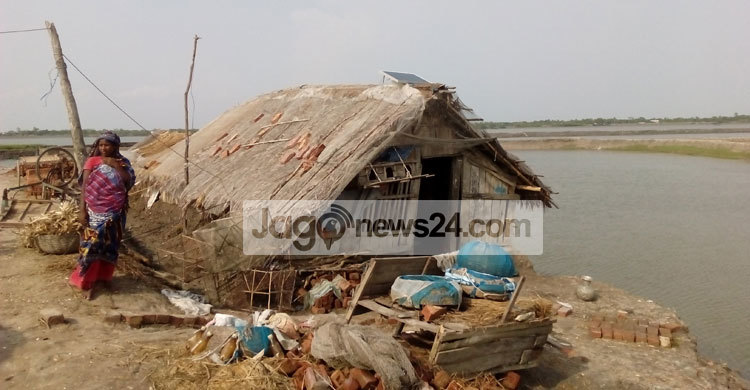 ভাঙন আতঙ্কে দিন কাটছে তাদের