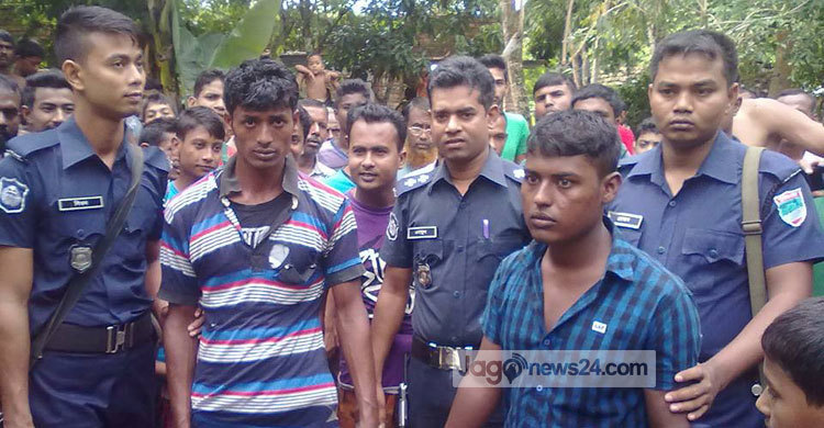 গরু ব্যবসায়ীর টাকা ছিনতাইয়ের সময় আটক ২