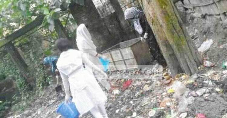 কর্তৃপক্ষের খোঁজ নেই : কলেজছাত্রীরাই পরিষ্কার করলেন ময়লা
