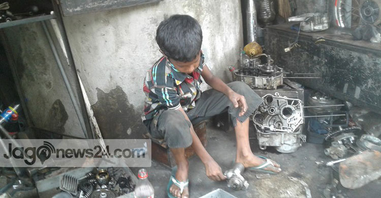 জীবন ও জীবিকার তাগিদে ঝুঁকিপূর্ণ পেশায় ১২ লাখ শিশু