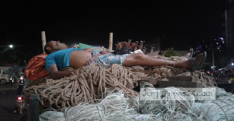 চলন্ত গাড়িতে বিপদজনক ঘুম!