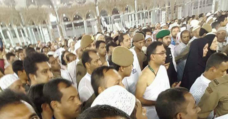 ওমরাহ পালন করলেন খালেদা-তারেক