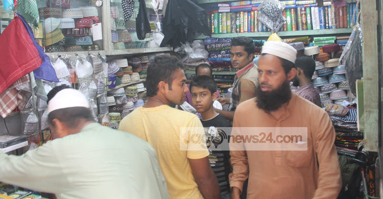 শেষ মুহূর্তে ঝিনাইদহে বেড়েছে আতর টুপি সুরমা বিক্রি