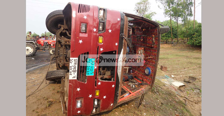 বীরগঞ্জে যাত্রীবাহী বাস উল্টে আহত ২৫