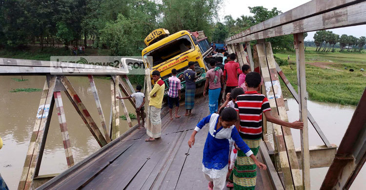 কুমিল্লায় বেইলি ব্রিজ ভেঙে যান চলাচল বন্ধ