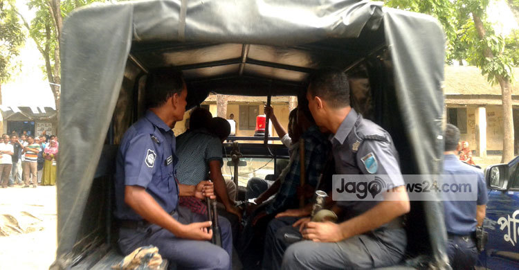 জাল ভোট দেয়ার অভিযোগে চেয়ারম্যান প্রার্থীসহ আটক ১৯