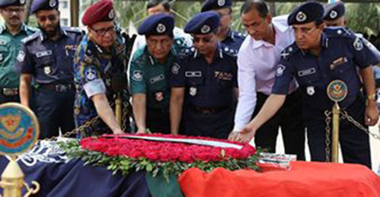 ফণি ভূষণ চৌধুরীর প্রতি আইজিপির শ্রদ্ধা 